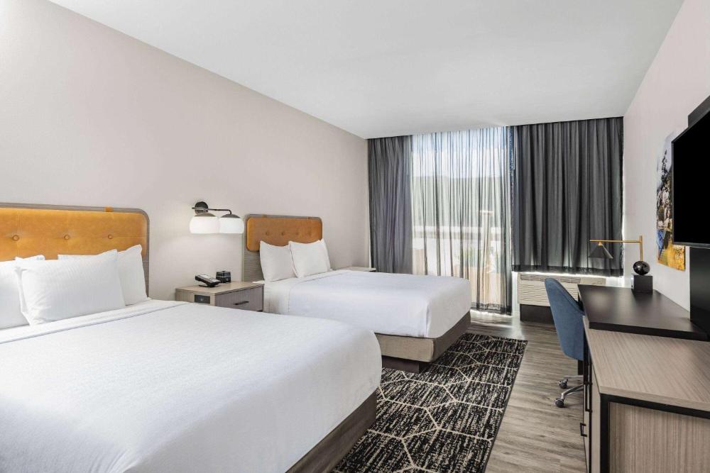 Double Room with Two Queen Beds, Mobility/Hearing Access and Roll-in Shower, Non-Smoking interior